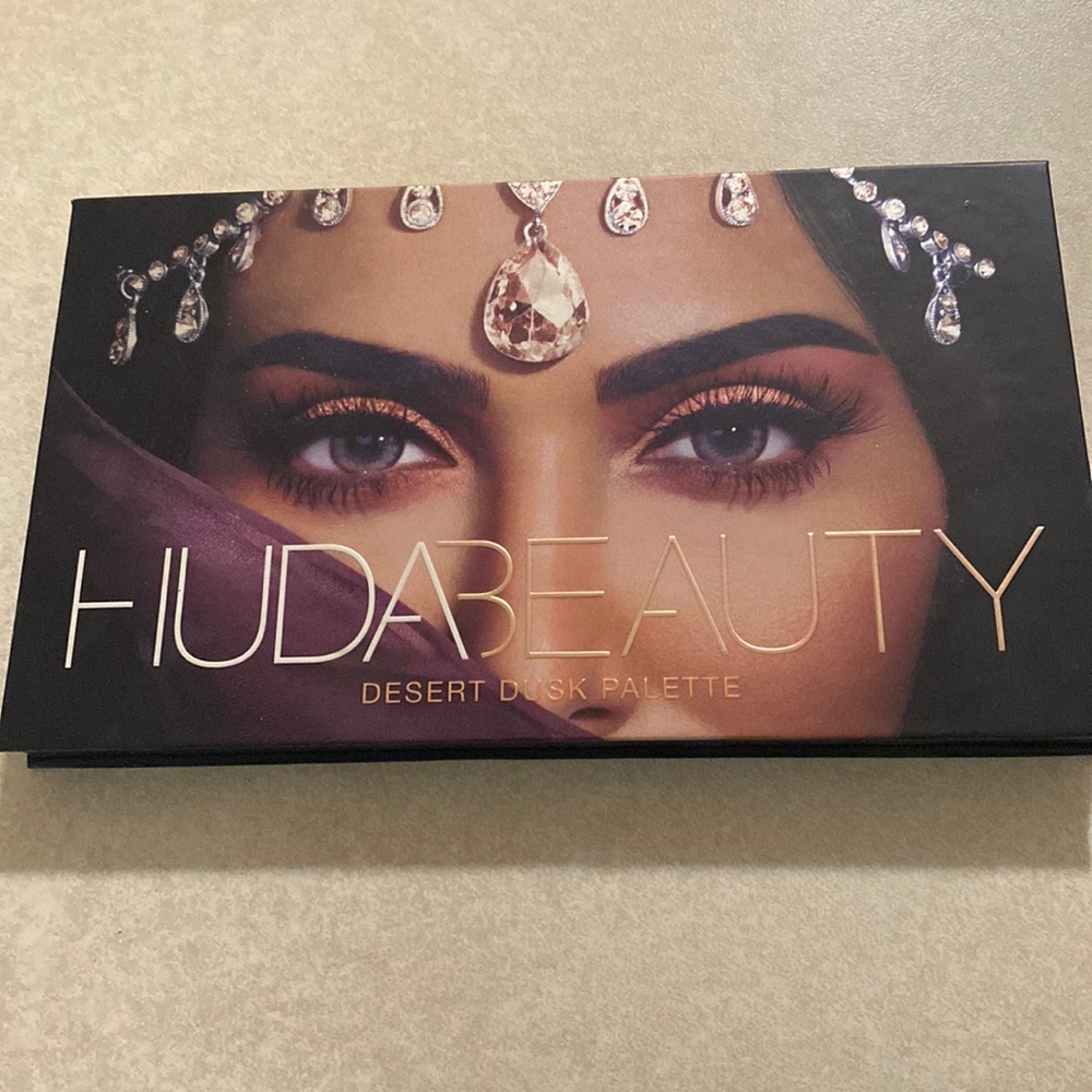 Like new Huda Beauty eyeshadow palette